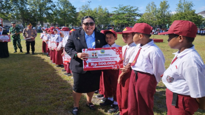 Bupati Gunungkidul salurkan beasiswa “Gunungkidul Cerdas”.