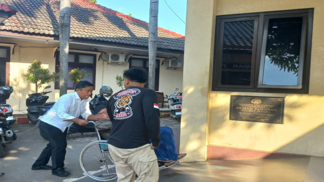 Tersangka AJ Usai jalani Pemeriksaan Menuju Sel