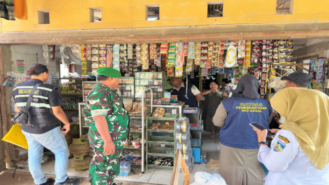 Petugas Gabungan Saat Merazia Toko Penjual Rokok Ilegal