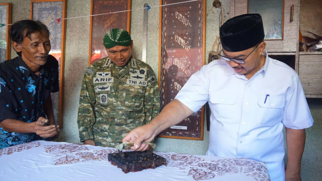 Walikota Yogyakarta Hasto Wardoyo mencoba batik cap