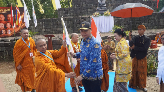 Penyerahan Bedera Suci Atau Pataka simbol Kerukunan