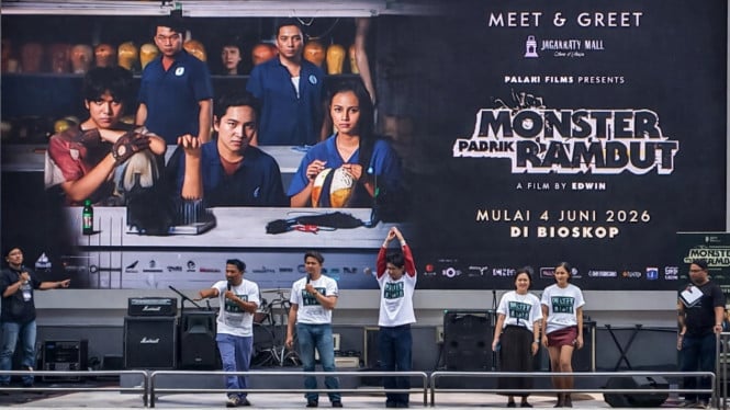 Para pemain Film Monster Pabrik Rambut menyapa penggemar di Yogyakarta.