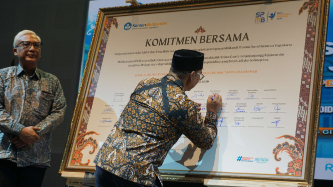 Walikota Yogya Hasto Wardoyo menandatangani komitmen bersama peleksanaan SPMB