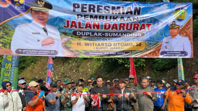 Bupati Jepara Witiarso Utomo Saat Persmian jalan Darurat Duplak Sumanding Jepara