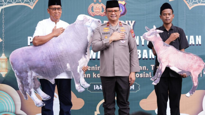 Wakapolda DIY Brigjen Pol Eddy Djunaedi secara simbolis serahkan hewan kurban ke masyarakat