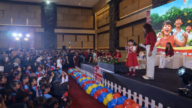 Bintang cilik Luisa Adreena, pemeran tokoh Na Willa, menjadi magnet utama lomba mewarnai  SGM Eksplor dan Indomaret