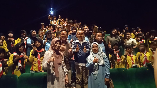 DPR RI Yoyok Riyo Sudibyo bagi sepatu baru pada Puluhan siswa SDN 3 Bawang Kabupaten Batang usai nobar fillm Childrenof Heavens