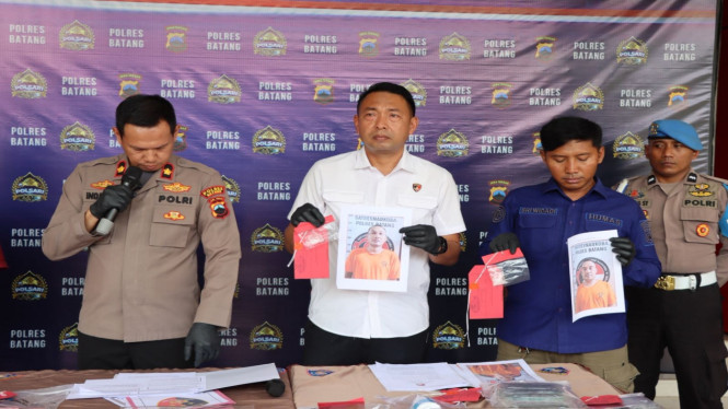 Petugas Satresnarkoba Polres Batang menunjukkan barang bukti sabu dan obat keras ilegal hasil operasi Mei 2026.