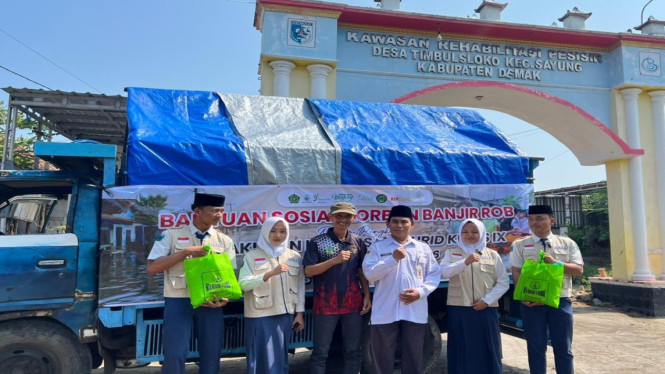 Siswa MTSN 3 Demak berbagi dengan korban rob