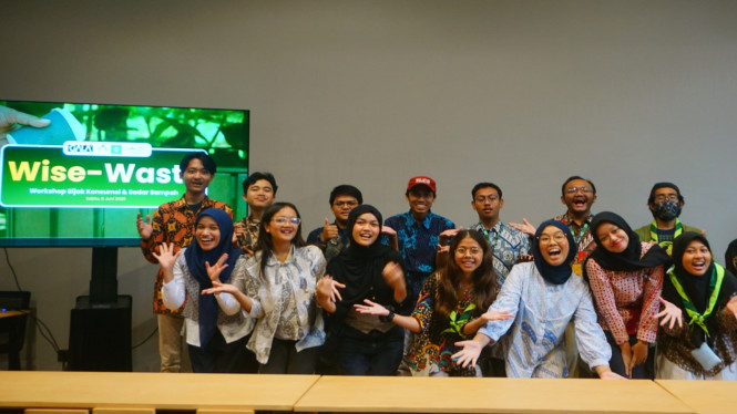 Mahasiswa UGM pelaksana program DaurKita