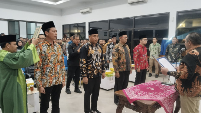 Bupati Rober melantik jajaran Direksi baru PUDAM Tirta Lawu, Dengan Pelantikan ini sekaligus akhiri kekosongan Jabatan Dirut selama 12 Bulan