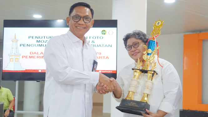 Wakil Walikota Yogyakarta Wawan Harmawan memberikan penghargaan kepada DLH sebagai pemenang lomba video reels