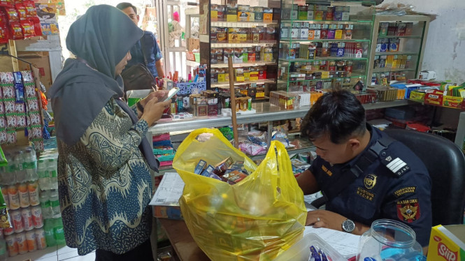 Pakis Aji Jadi Sorotan, 142 Bungkus Rokok Ilegal Diamankan dari Satu Toko