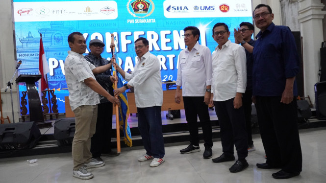 Sri Hartanto menerima Bendera Pataka setelah resmi terpilih jadi Ketua PWI Surakarta