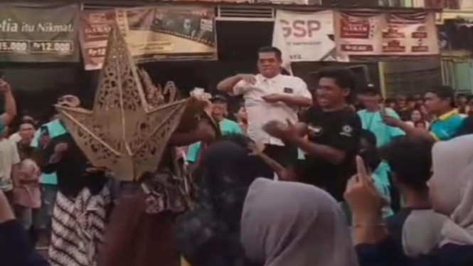 Moh. Sodiq Petinggi Desa Lebak Saat Berada di tengah Ribuan Pawai Warga