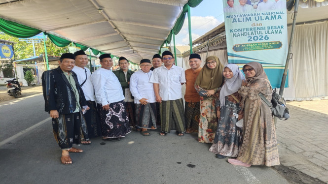PC Muslimat NU Kabupaten Jepara bersama Ketua PC NU Kabupaten Jepara KH. Charis Rohman dan  rombongan