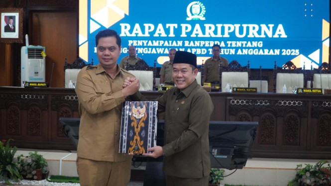 Bupati Jepara Witiarso Utumo Menyerahkan LKPJ kepada Ketua DPRD Jepara Agus Sutiana Di Ruang Rapat