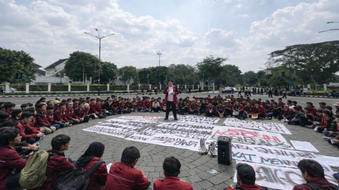 Mahasiswa dan Pelajar Muhammadiyah aksi teatrikal tapa pepe atau berjemur diri  di kawasan Titik Nol Kilometer