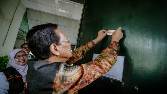 Sri Sultan Hamengku Buwono X menempelkan stiker Sensus Ekonomi 2026