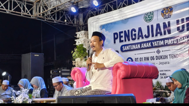 KH Solikhin di hadapan jamaah yang memenuhi lokasi pengajian (foto: Istimewa