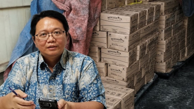 Direktur PT Kusuma Mukti Remaja (KMR), Joko Mukti Wijaya, dan stok minyak goreng Minyakita yang telah ditarik serta diganti 100 persen
