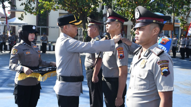 Jelang Hari Bhayangkara, 66 Personel Polres Karanganyar Terima Kenaikan Pangkat