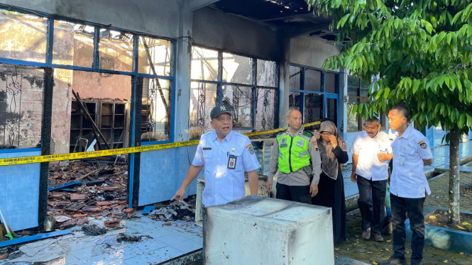 Kepala Dinas Pendidikan Karanganyar Hendro Prayitno saat meninjau ruangan yang terbakar
