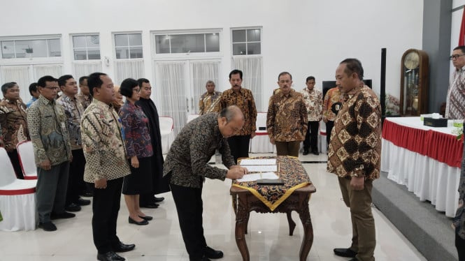 Rober Lantik 75 Pejabat, Pengisian Sejumlah Jabatan Masih Menunggu Pemetaan