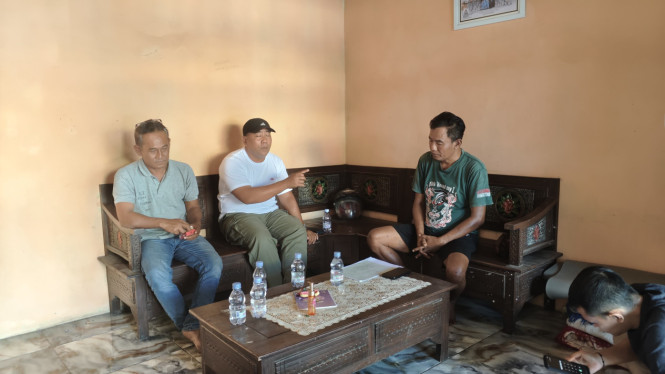 Kapela BPBD Jepara Arwin Nur Isdianto Saat bernegosiasi  dengan Warga
