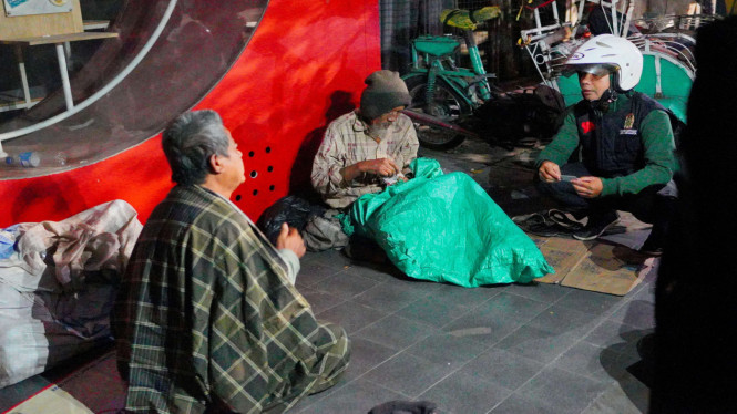 Tim Dinas Sosial Ketenagakerjaan dan Transmigrasi Kota Yogyakarta menyisir gelandangan dan pengemis