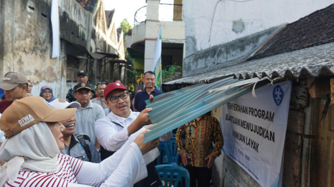Walikota Yogya dalam kegiatan bedah rumah pertama dilakukan di kediaman Mursiti di Jetisharjo
