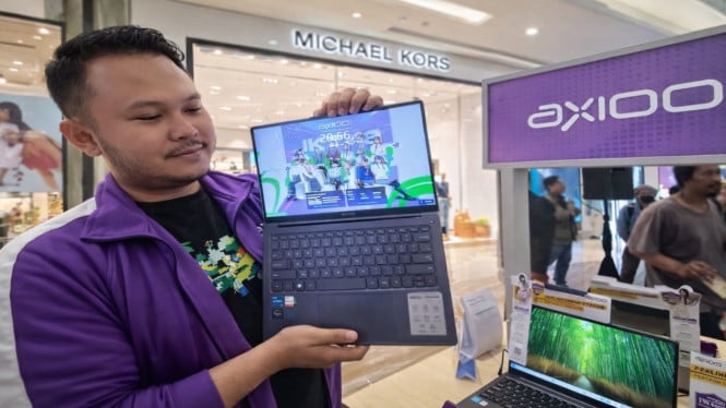 Yonathan Sitinjak, Area Sales Manager Jawa Tengah Axioo Indonesia dengan laptop seri Hype