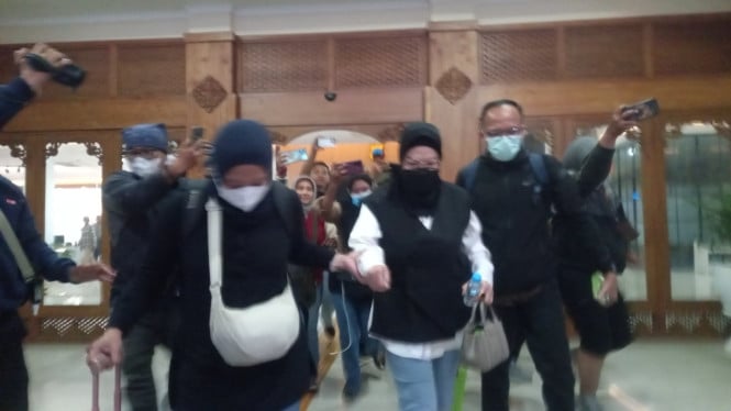 Bupati Sukoharjo Etik Suryani keluar dari Mapolresta Solo usai diperiksa semalaman, lalu diberangkatkan ke Jakarta melalui Bandara Adi Sumarmo