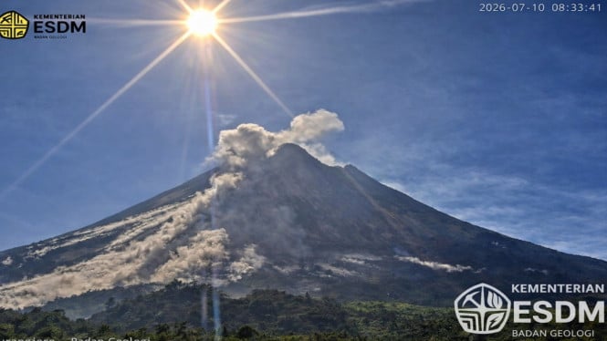 Awan panas guguran pada Jumat pagi pukul 08.31 WIB, dengan jarak luncur sekitar 2.000 meter ke arah barat daya,