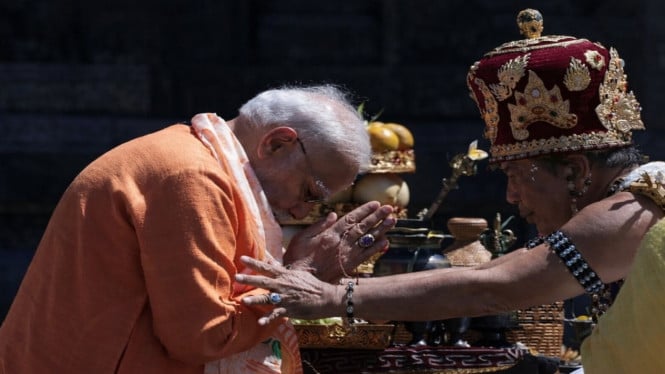 Ida Shri Bhagawan Dalem Acarya Maha Kerti Wira Jagad Manik saat memberikan berkat kepada PM Narendra Modi saat kunjungan di Candi Prambanan