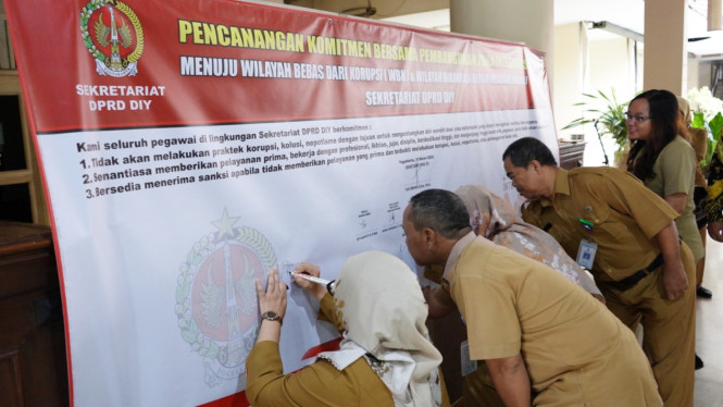 Penandatanganan tata kelola pemerintahan yang bersih, transparan, dan akuntabel Sekretariat DPRD DIY