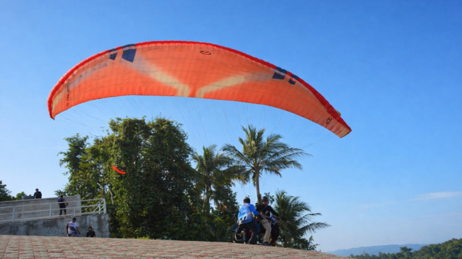 Sensasi terbang bebas di udara: Tandem Paralayang Giri Sembung. Berlokasi di Banjarasri, Kalibawang