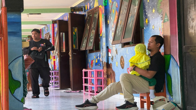 Para ayah mengantar anak ke sekolah dalam Gerakan Ayah Antar Anak