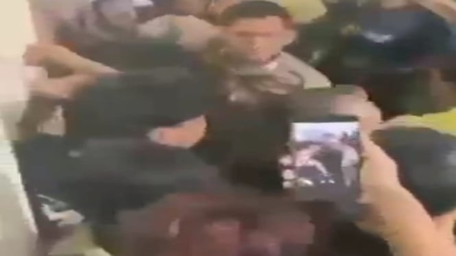 Seorang Pemuda diamankan Polisi dari Amuk masa diduga Curi Sepeda Motor