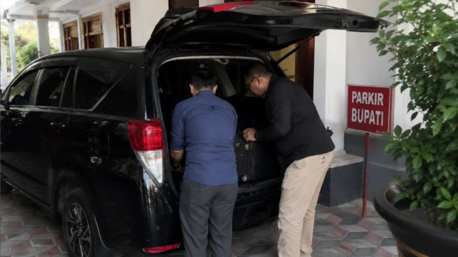 Petugas memasukkan koper ke kendaraan usai penggeledahan di kompleks Kantor Bupati Sukoharjo, Selasa (14/7/2026), dalam rangka penyidikan KPK terkait