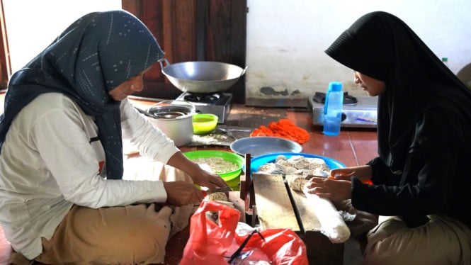Tiara Julianti (berbaju hitam) anak penjual kripik lolos kuliah Kedokteran UGM gratis