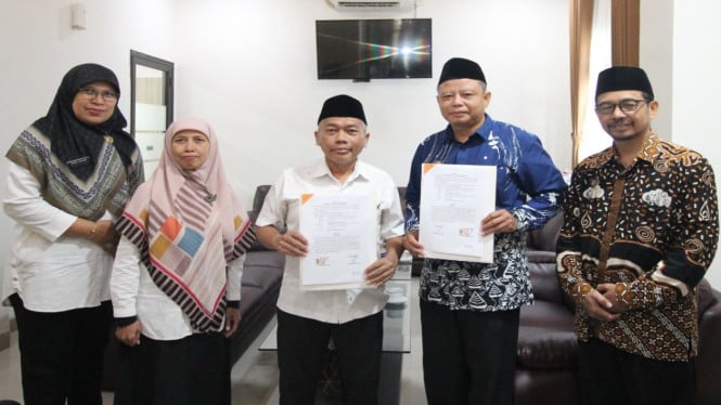 Penandatanganan nota kesepahaman terkait pelayanan pemutakhiran dokumen kependudukan dan perkawinan.