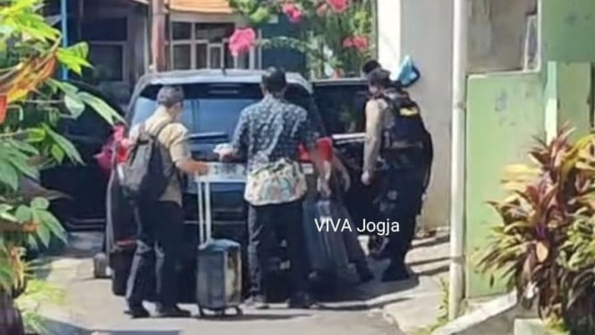 Rumah Masa Kecil Etik Suryani Jadi Sasaran Penggeledahan KPK, Dua Koper Dibawa Penyidik