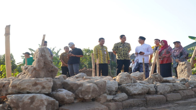 Bupati Jepara Witiarso Utomo Kunjungi Temuan Artefak di Kriyan (istimewa/Diskominfo Jepara)