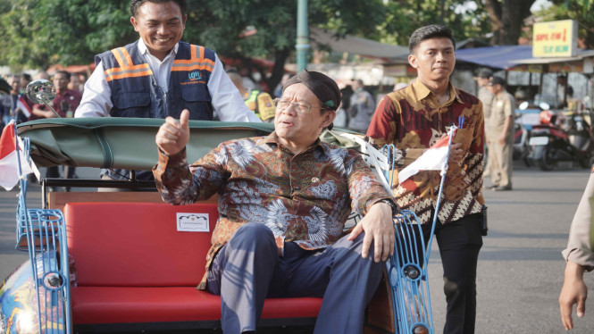 Menteri Keuangan RI Purbaya Yudhi Sadewa mencoba becak listrik saat peresmian Becak Kayuh Listrik Wisata dan UMi 2026.