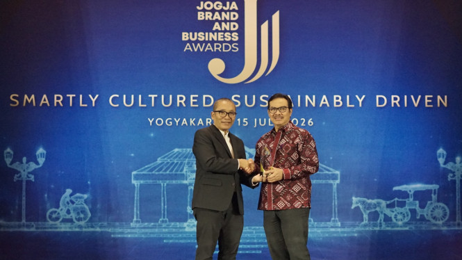 Walikota Yogyakarta, Hasto Wardoyo terima penghargaan bergengsi dalam ajang Jogja Brand and Business Awards