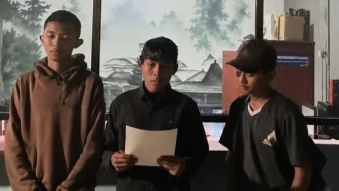 Perwakilan penyelenggara open trip menyampaikan surat pernyataan di Pos Registrasi Gunung Lawu Jalur Candi Cetho Pengelola kemudian menjatuhkan sanksi