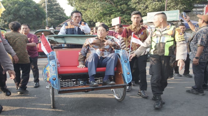 Menteri Keuangan Purbaya Yudhi Sadewa menjajal  becak kayuh listrik pariwisata di Yogyakarta
