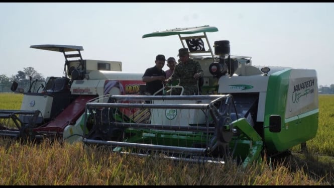 Pangdam IV/Diponegoro Achiruddin mengoperasikan Combine Harvester saat Panen Raya Serentak TNI di Karanganyar, Jumat (17/7/2026)