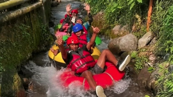 Wahana sepanjang sekitar 800 meter ini menawarkan pengalaman river tubing dengan tarif Rp25 ribu per orang.